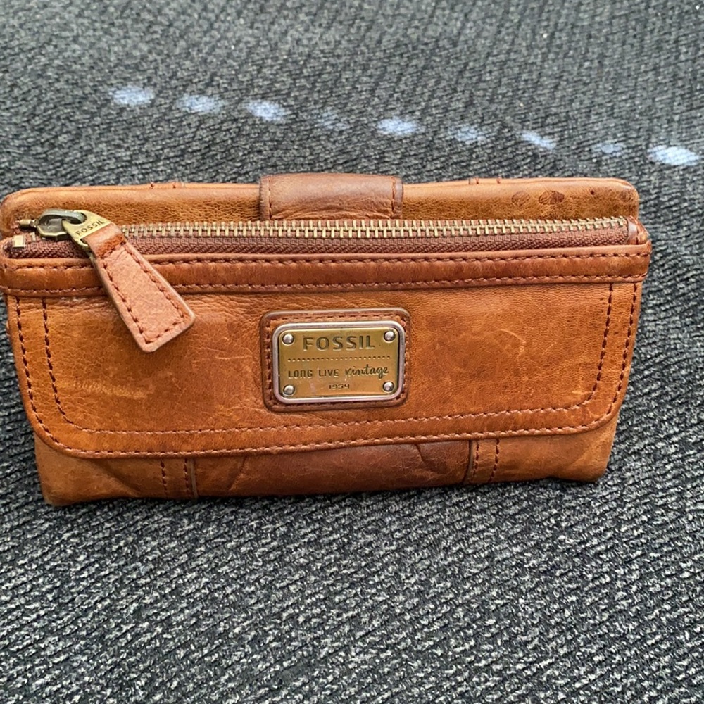 Fossil Women Emory soft clutch, brown leather.